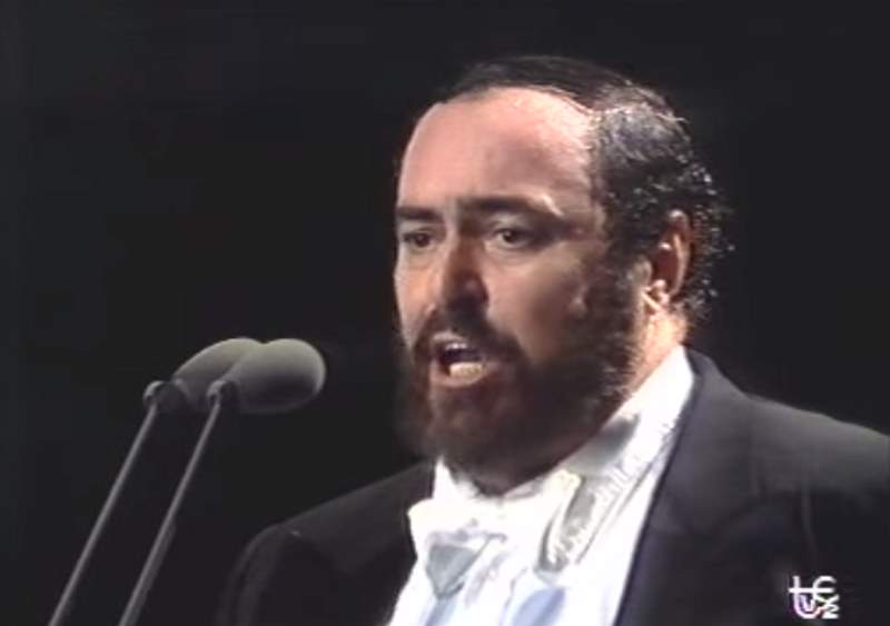 Pavarotti sings Nessun Dorma (Italy 1990)