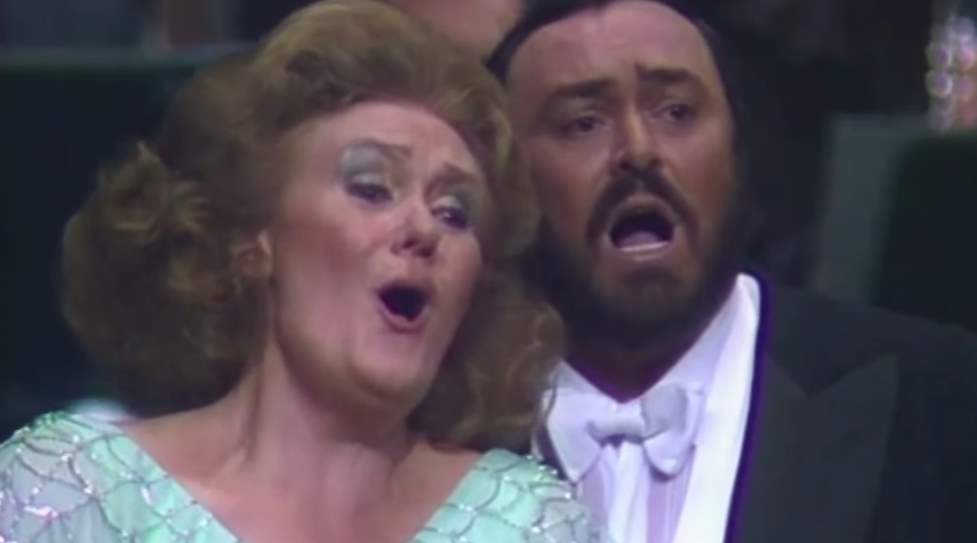 Joan Sutherland and Luciano Pavarotti sing 'Parigi, o cara'