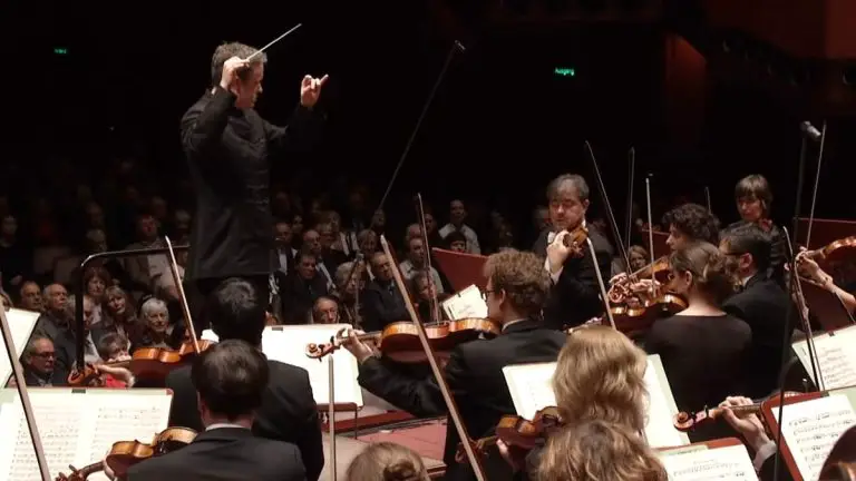 Conducted by Julian Kuerti, the hr-Sinfonieorchester performs Rimsky-Korsakov Scheherazade, Op. 35