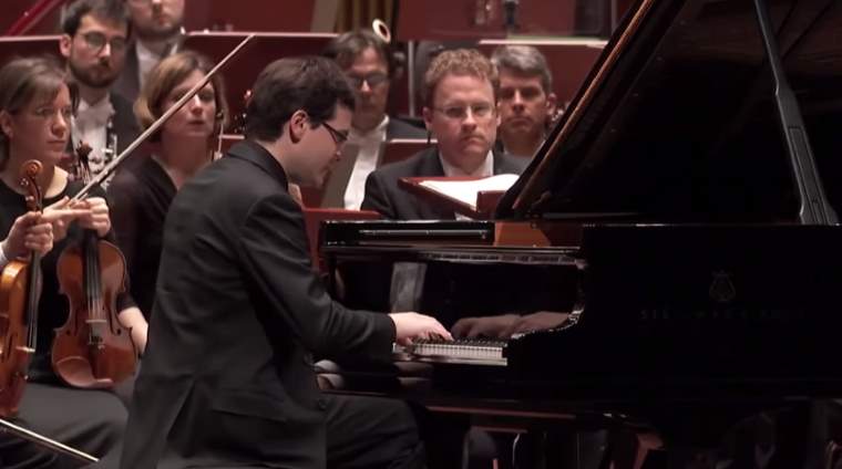 Francesco Piemontesi plays Wolfgang Amadeus Mozart's Piano Concerto No. 25