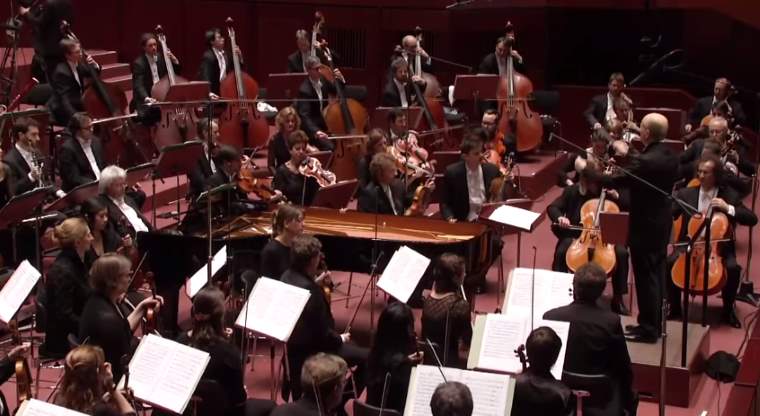 hr-Sinfonieorchester plays Shostakovich's Symphony No. 1