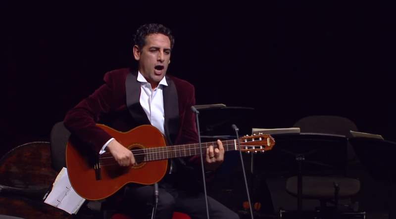 Juan Diego Flórez sings three Mexican songs with guitar