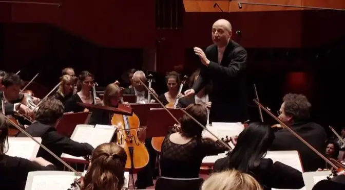 hr-Sinfonieorchester plays Schumann's Overture, Scherzo and Finale