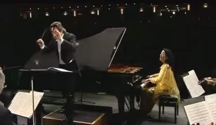 Mitsuko Uchida plays Mozart's Piano Concerto No. 25