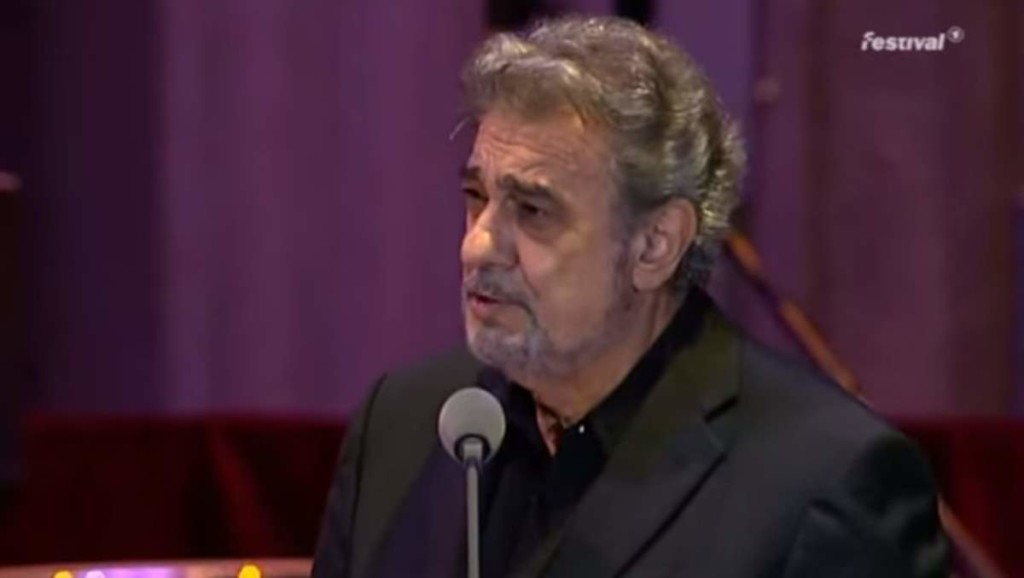 Spanish tenor Plácido Domingo sings Bésame Mucho (English: Kiss me a lot), a song written in 1940 by Mexican songwriter Consuelo Velázquez (August 21, 1916 – January 22, 2005). Recorded at the Open air Gala - Bowling Green, Wiesbaden in 2007.