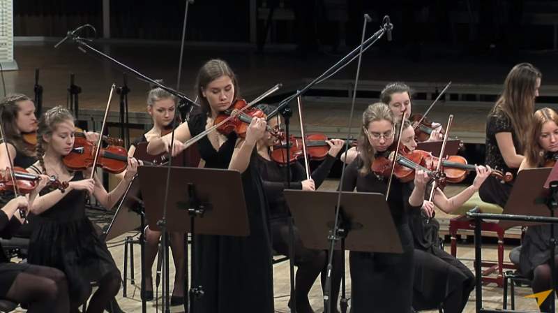 Kraków Young Philharmonic Orchestra plays Bach Concerto for Two Violins (Double Violin Concerto)