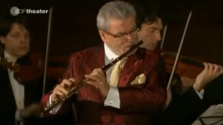 Accompanied by the Italian chamber orchestra I Solisti Veneti, Irish virtuoso flute player Sir James Galway performs Flute Concerto No. 3 in D major, RV 428 [Il gardellino] by Antonio Vivaldi