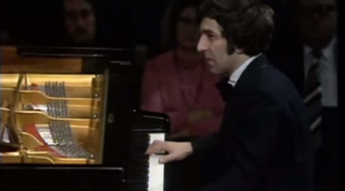 Vladimir Ashkenazy performs Beethoven - Piano Concerto No. 5