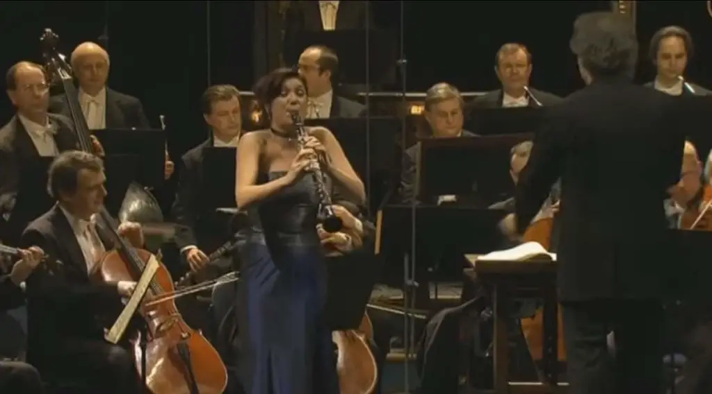 Sharon Kam performs Mozart's Clarinet Concerto