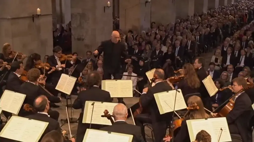 hr-Sinfonieorchester performs Schubert's Unfinished Symphony