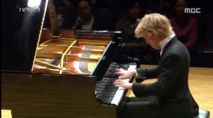 Lucas Jussen plays Beethoven - Piano Sonata No. 21 "Waldstein"