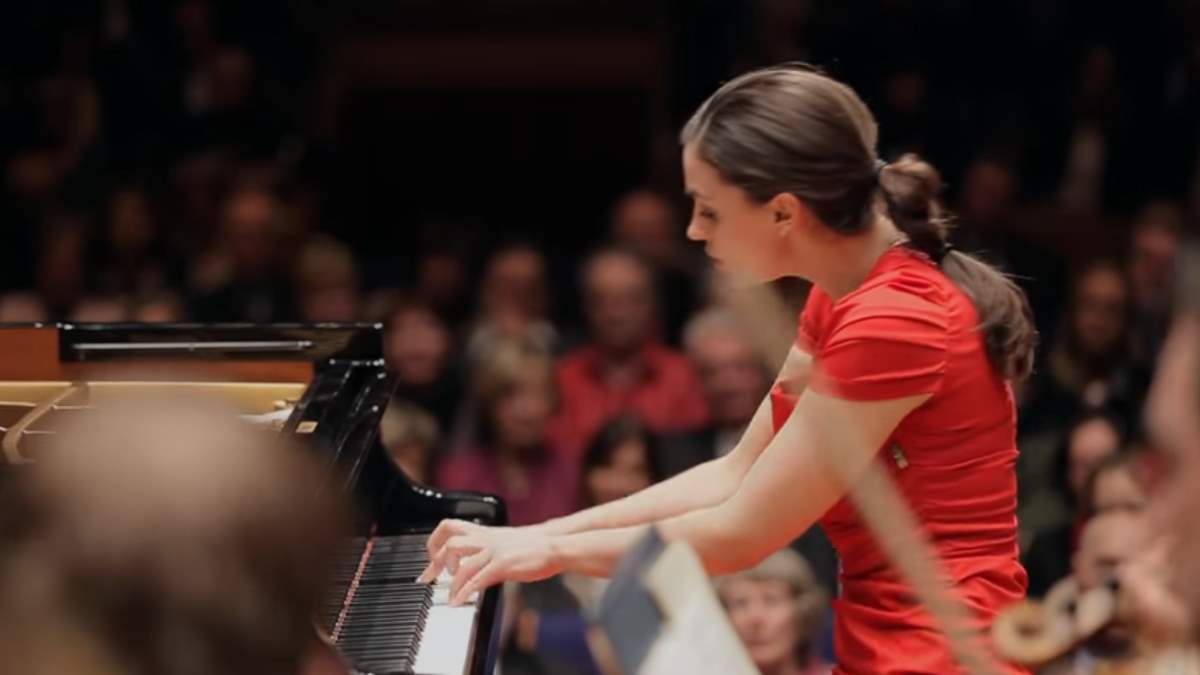 Olga Scheps performs Chopin Piano Concerto No. 1