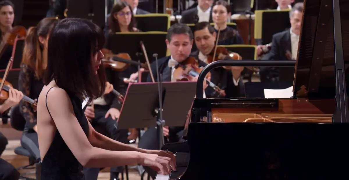 Alice Sara Ott performs Beethoven - Piano Concerto No. 3