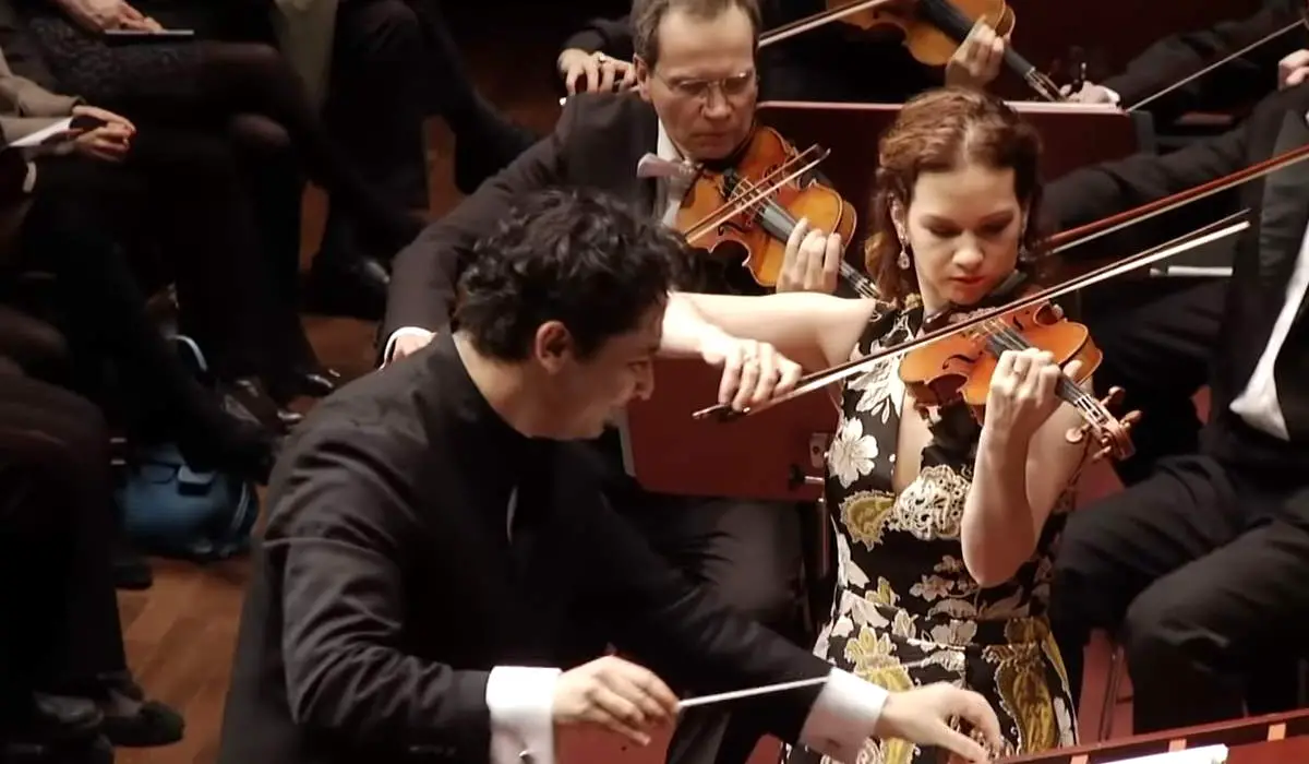Hilary Hahn performs Max Bruch's Violin concerto No. 1