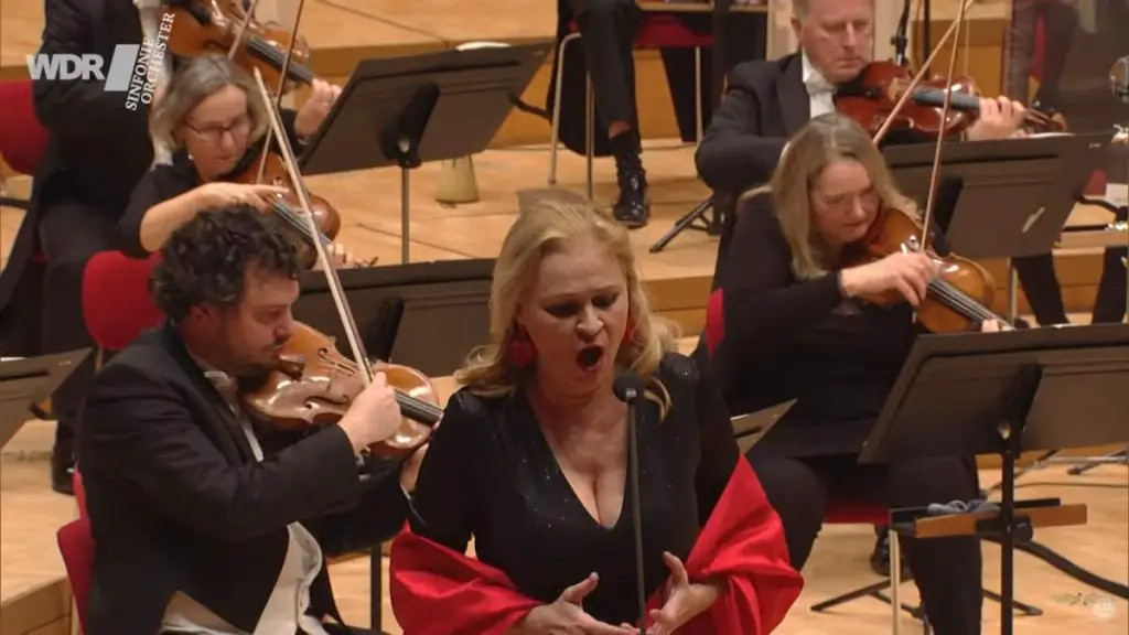 Conducted by Cristian Măcelaru, the WDR Symphony Orchestra performs El Amor Brujo by Manuel de Falla. Soloist (mezzo-soprano): Ruxandra Donose.