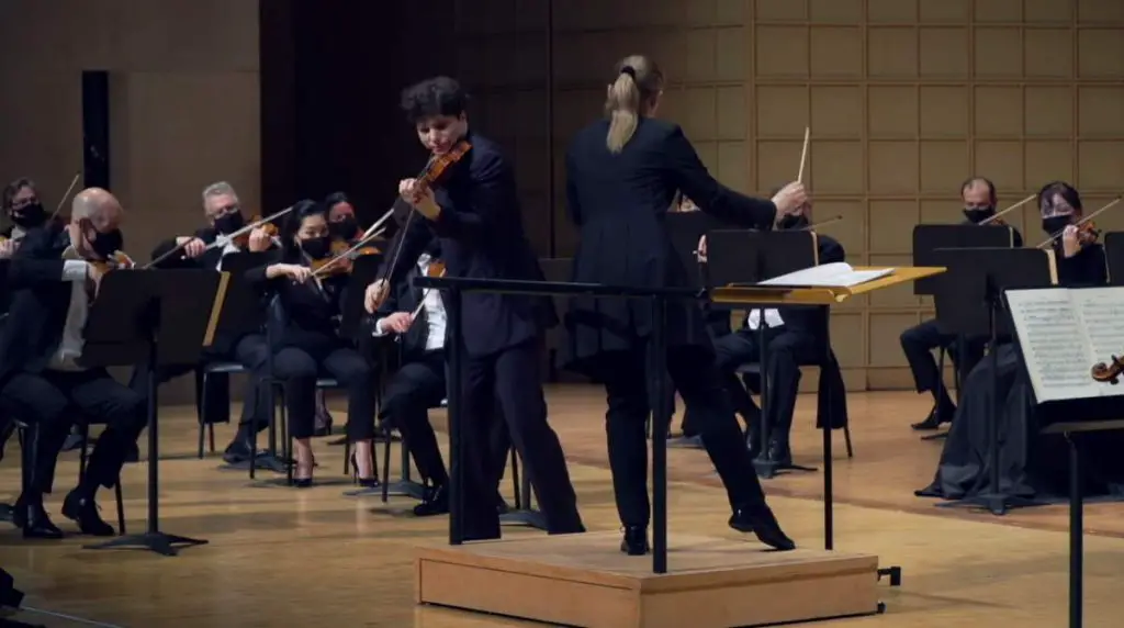 Augustin Hadelich performs Pyotr Ilyich Tchaikovsky Violin Concerto