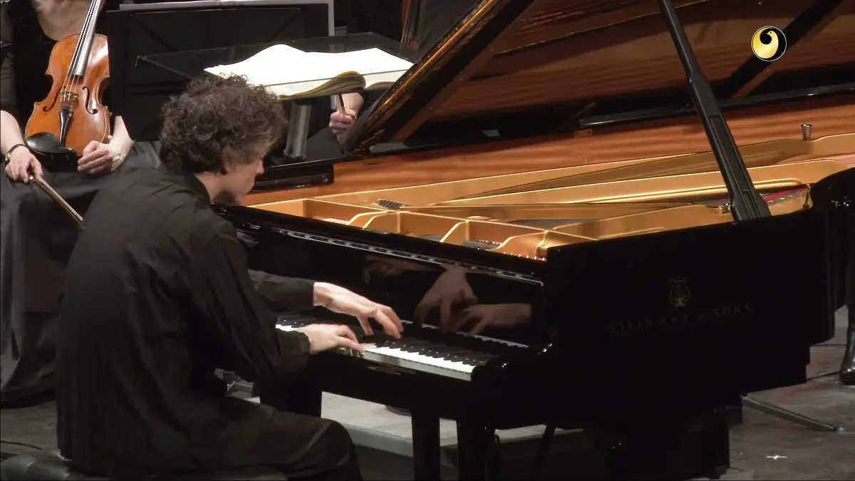 Paul Lewis performs Ludwig van Beethoven Piano Concerto No. 3