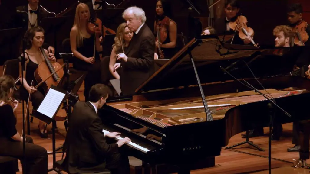 Accompanied by the Freixenet Chamber Orchestra, Tomás Alegre performs Mozart Piano Concerto No. 17 in G major, KV. 453. Conductor: Sir András Schiff.