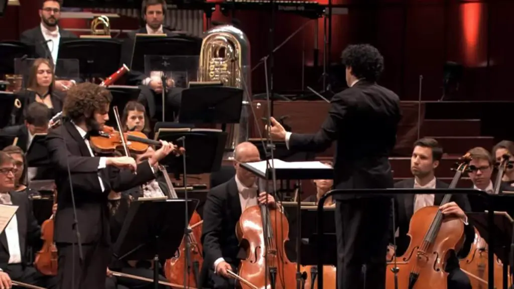 Emmanuel Tjeknavorian performs Ernest Chausson Poème