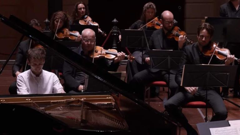 Chopin: Piano Concerto No. 2 [Alexandre Kantorow]