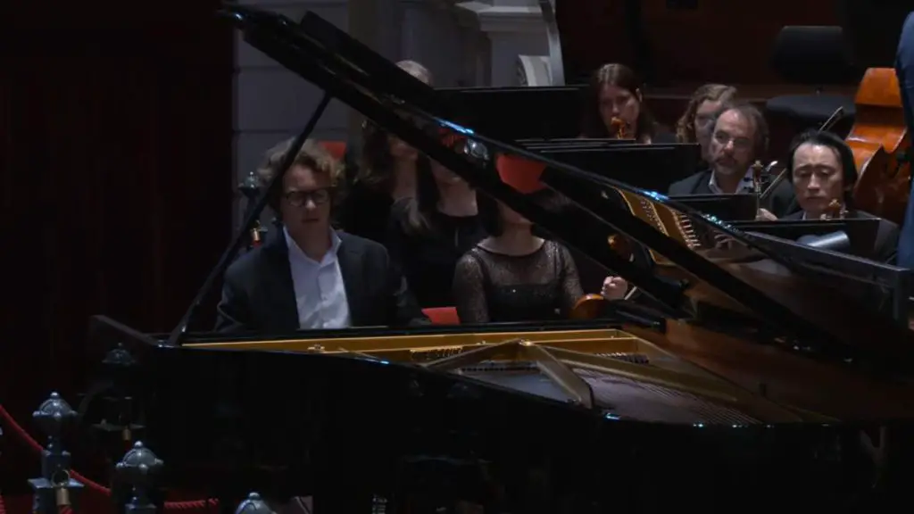 Accompanied by the South Netherlands Philharmonic, Hannes Minnaar performs Mozart Piano Concerto No. 25
