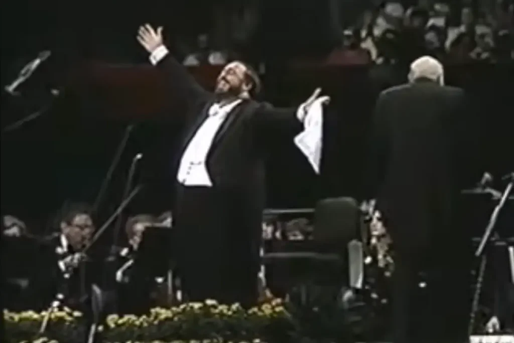 Pavarotti sings La donna è mobile at the Madison Square Garden, New York, in 1987