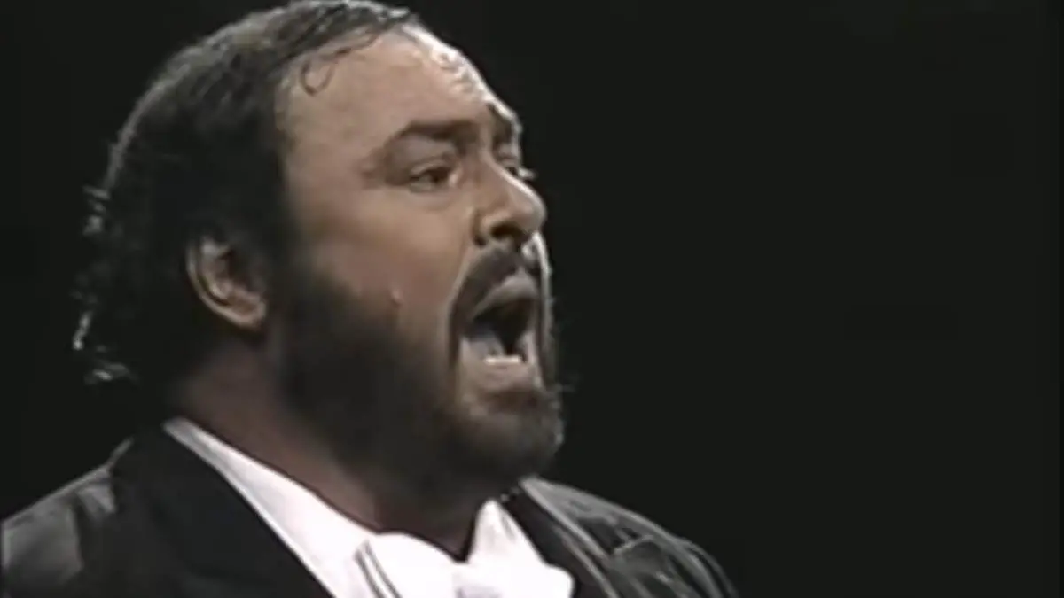 Pavarotti sings Non Ti Scordar di Me