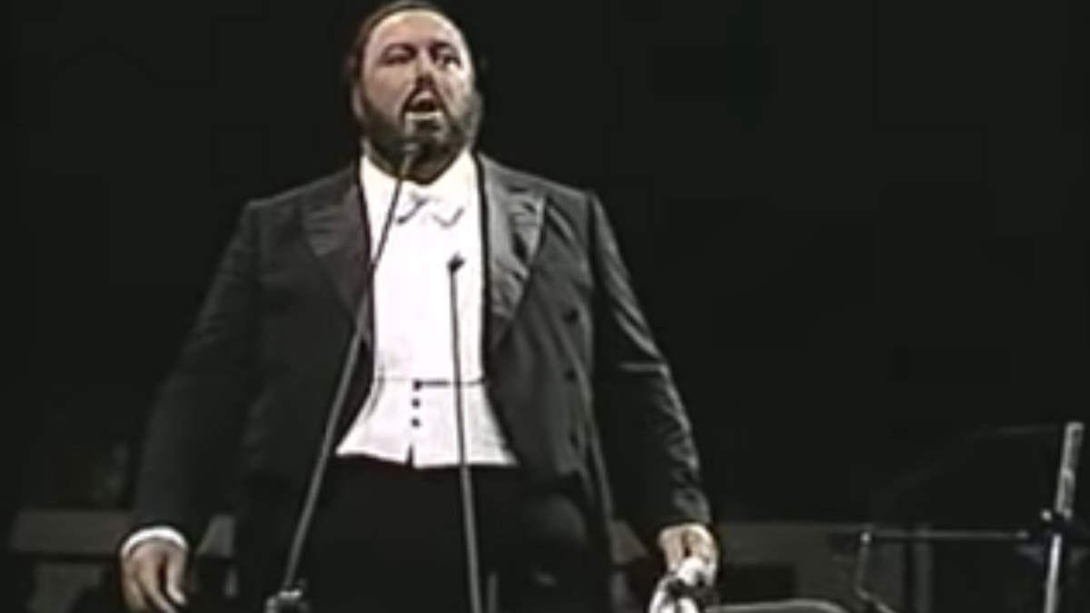 Pavarotti sings Di quella pira at the Medison Square Garden in 1987