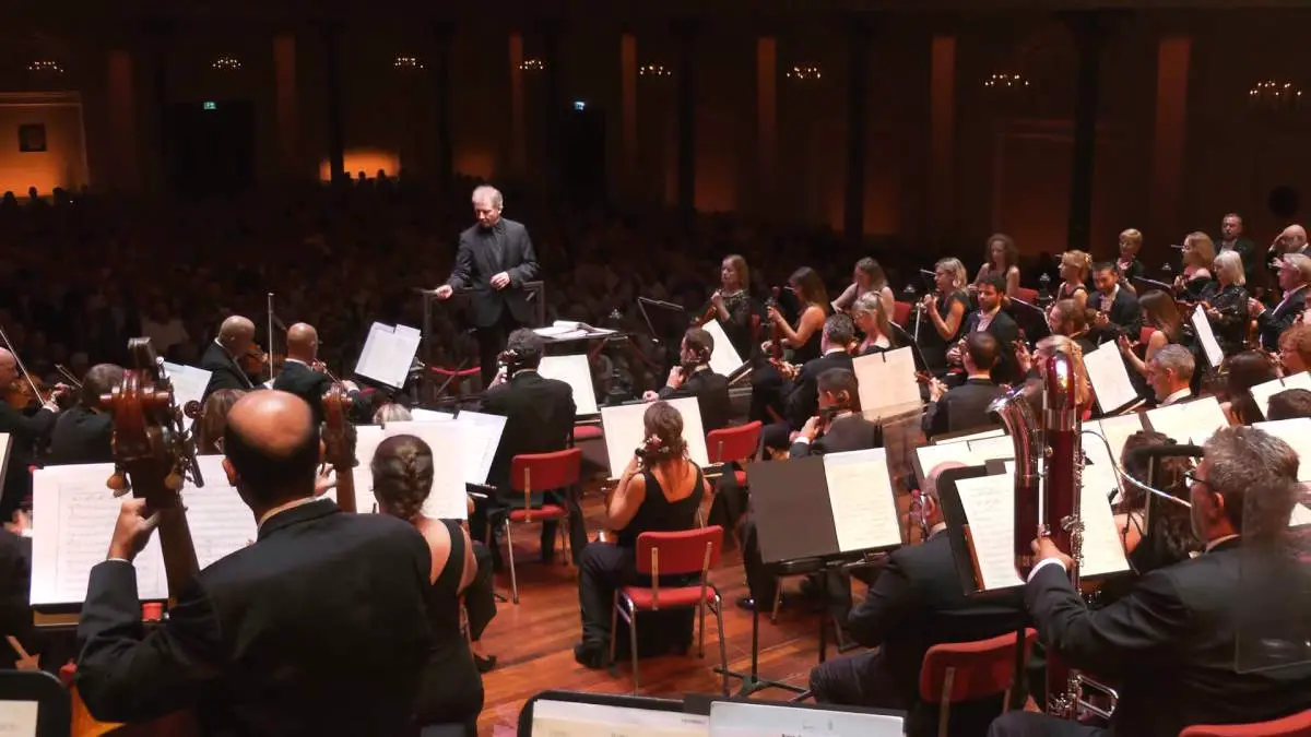 Conducted by Thierry Fischer, the Orquesta Sinfónica de Castilla y Léon performs Ravel Boléro