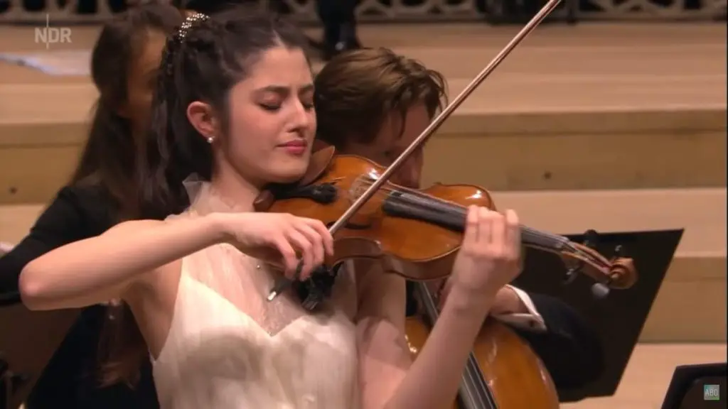 María Dueñas performs Bruch Violin Concerto No. 1
