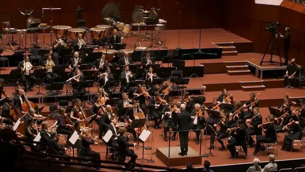 Conducted by Paavo Järvi, the hr-Sinfonieorchester performs Beethoven Symphony No. 8