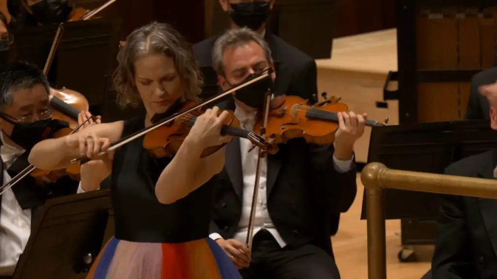 Accompanied by the Detroit Symphony Orchestra, the American violinist Hilary Hahn performs Dvořák Violin Concerto