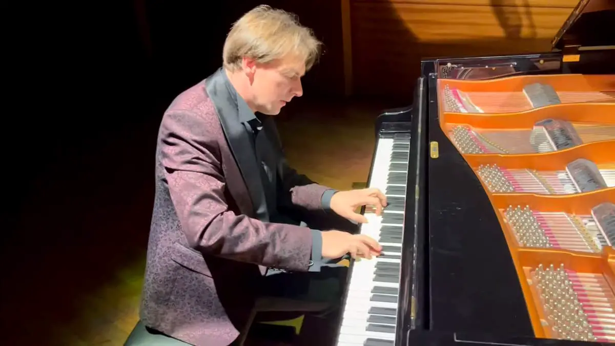 Polish classical pianist Greg Niemczuk plays Chopin Waltz No. 19 in A minor, B. 150