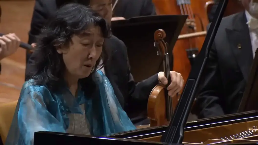 Accompanied by the Berliner Philharmoniker (Berlin Philharmonic Orchestra), Mitsuko Uchida performs Mozart Piano Concerto No. 18 in B-flat major, KV. 456. Conductor: Sir Simon Rattle.