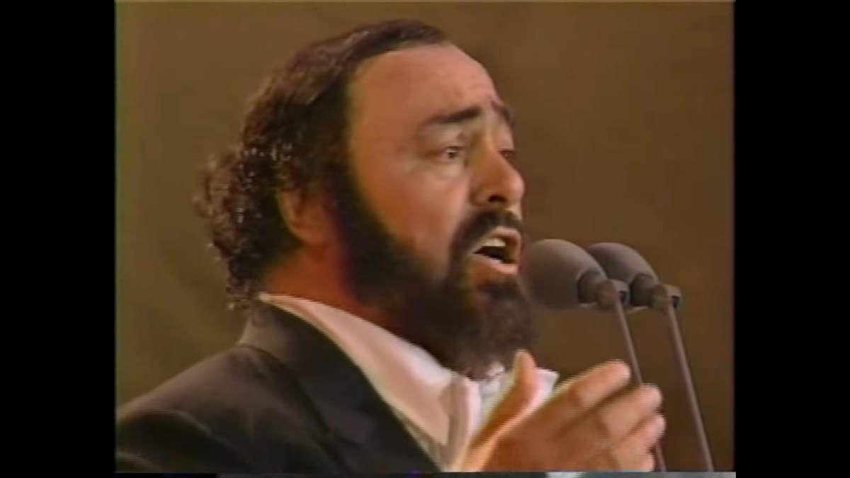 Luciano Pavarotti sings La Girometta
