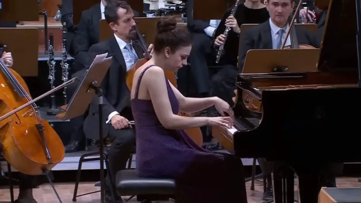 Accompanied by the RTVE Symphony Orchestra, the German pianist Olga Scheps performs Ludwig van Beethoven Piano Concerto No. 3