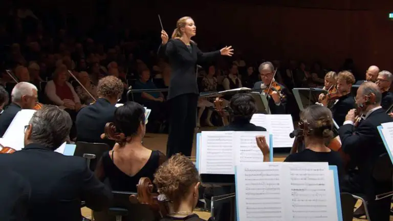 Conducted by Giedrė Šlekytė, the hr-Sinfonieorchester performs performs Gershwin - An American in Paris