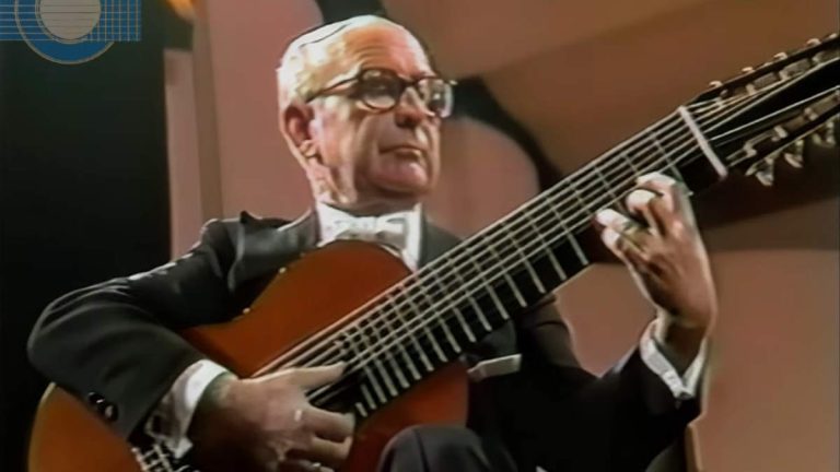 Accompanied by the Orquesta Filarmónica de Santiago (Santiago Philharmonic Orchestra), the legendary Spanish classical guitarist Narciso Yepes performs Joaquín Rodrigo Concierto de Aranjuez on his 10-string guitar.