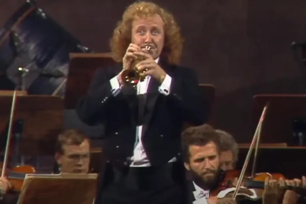 Accompanied by the Bavarian Radio Symphony Orchestra, the German trumpeter Reinhold Friedrich performs Telemann Trumpet Concerto in D major, TWV 51:D7. Conductor: Reinhard Peters.