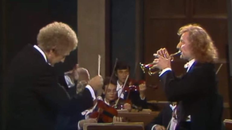 Accompanied by the Bavarian Radio Symphony Orchestra, the German trumpeter Reinhold Friedrich performs Telemann Trumpet Concerto in D major, TWV 51:D7. Conductor: Reinhard Peters.