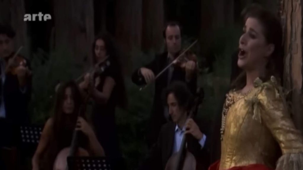 Accompanied by the Italian early music ensemble Il Giardino Armonico (the Harmonious Garden), the great Italian mezzo-soprano Cecilia Bartoli sings Ombra mai fu, the opening aria from the 1738 opera Serse (Xerxes) by George Frideric Händel. Conductor: Giovanni Antonini.