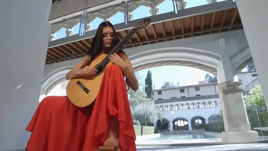 Spanish classical guitarist Isabel Martínez plays Capricho Árabe by Francisco Tárrega