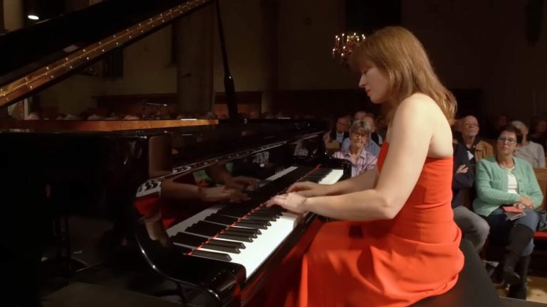 Accompanied by the Sinfonia Rotterdam, Ukrainian pianist Anna Fedorova plays Frédéric Chopin Piano Concerto No. 2 in F minor, Op. 21. Conductor: Conrad van Alphen.